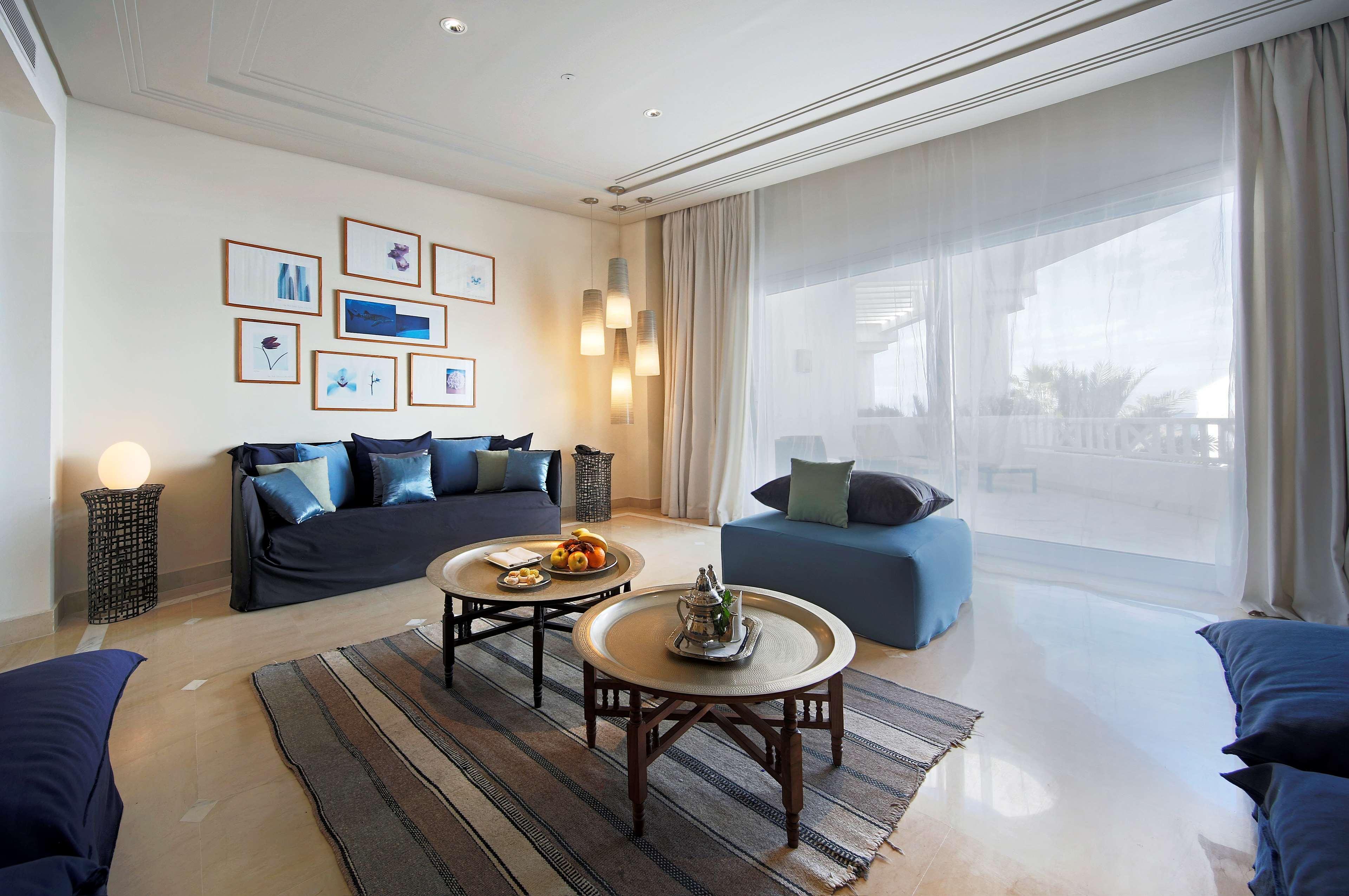 Radisson Blu Palace Resort & Thalasso, Djerba Mezraia Екстер'єр фото A living room at the Ritz-Carlton, Bahrain