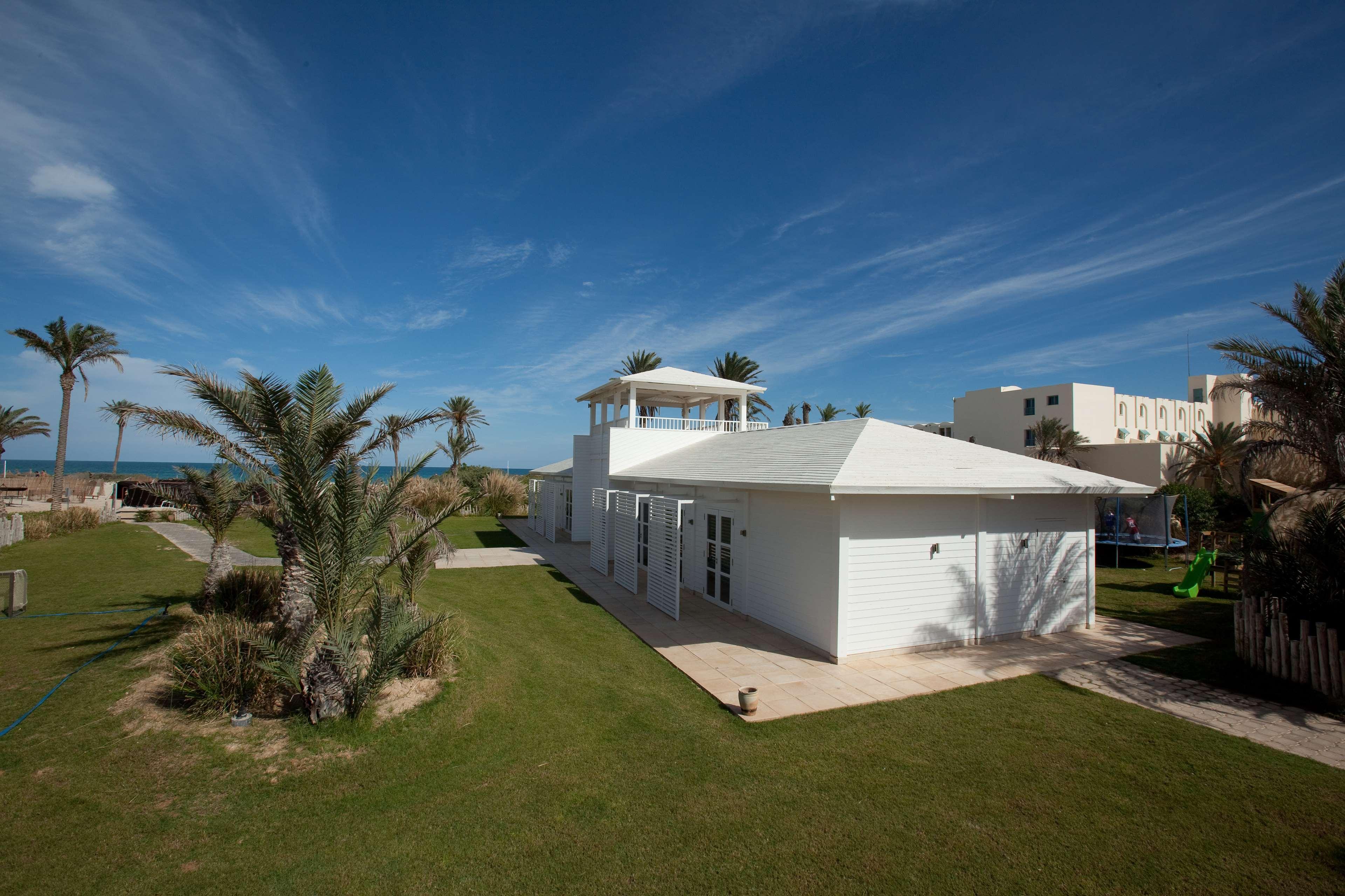 Radisson Blu Palace Resort & Thalasso, Djerba Mezraia Екстер'єр фото The clubhouse at the Dunes Golf Course