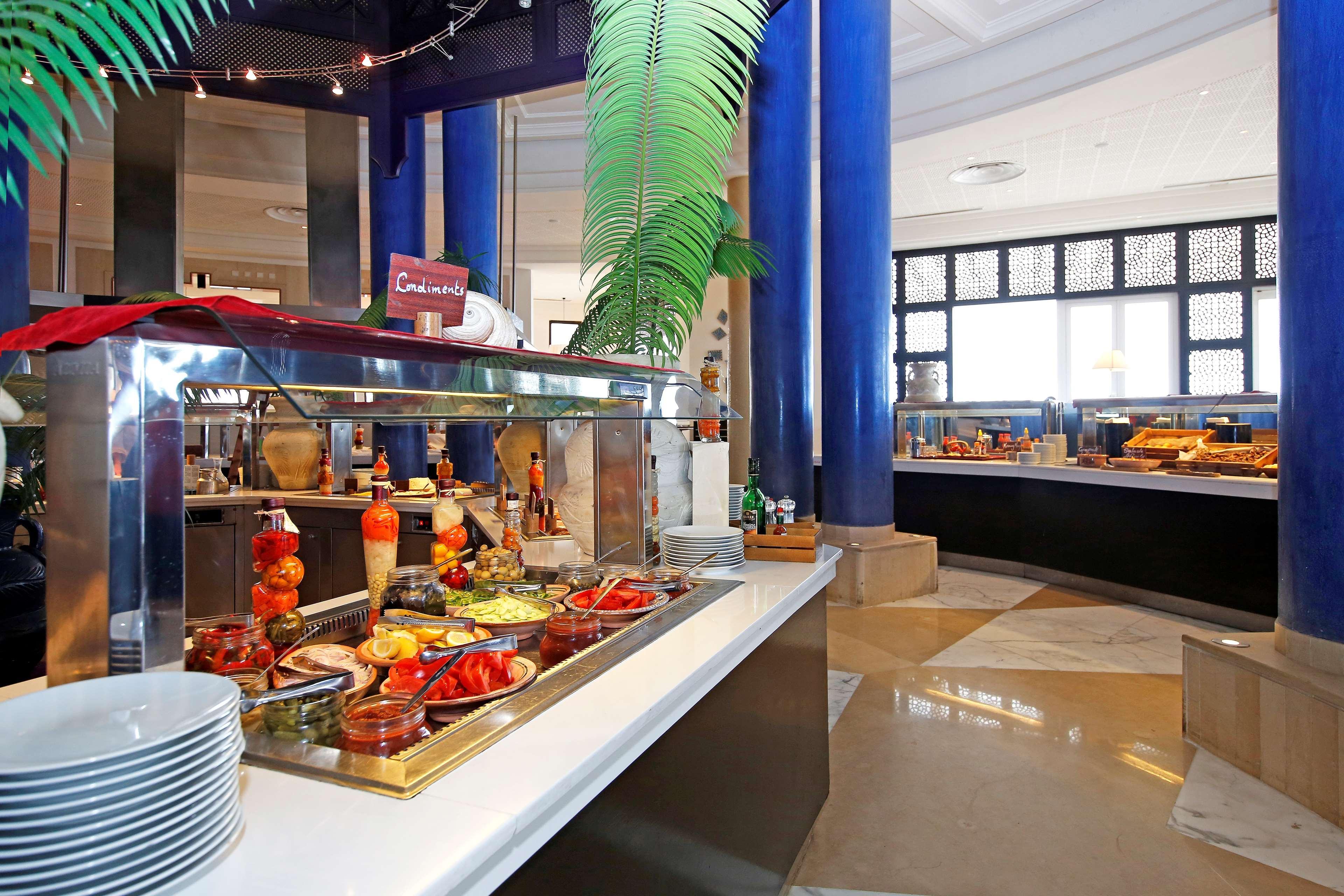 Radisson Blu Palace Resort & Thalasso, Djerba Mezraia Екстер'єр фото A buffet at a hotel